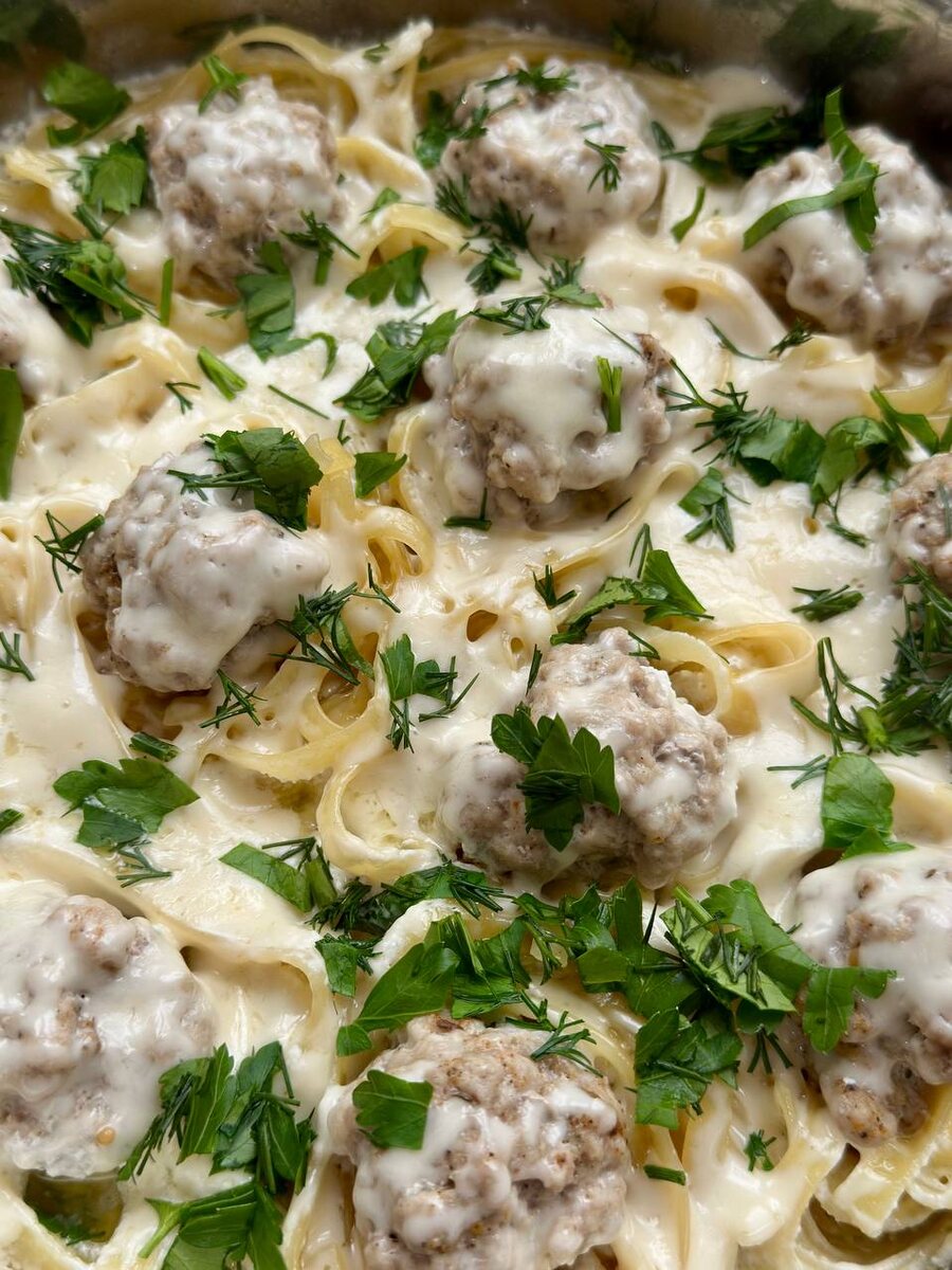 Гнезда тальятелле с фрикадельками в сливочном соусе