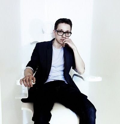 Константин Шелепов в кресле из фильма "Цензор". https://vk.com/shelepow?z=photo11632715_321684406%2Falbum11632715_0%2Frev