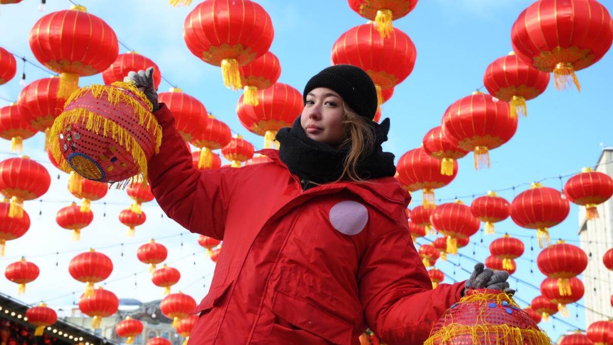    Декоратор Карина Шаймарданова украшает Манежную площадь столицы к празднованию китайского Нового года / Фото: Пелагия Замятина / Вечерняя Москва