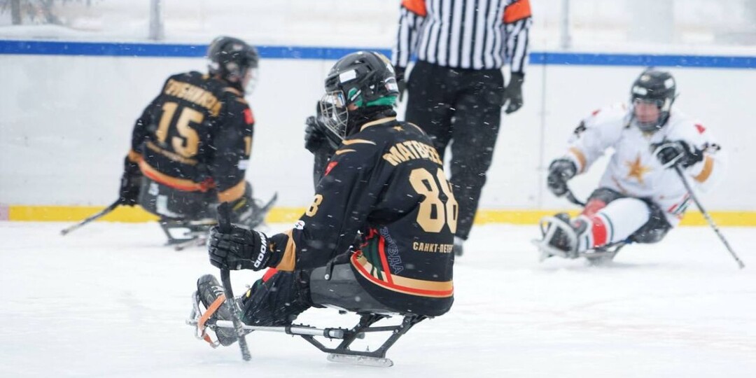 Адаптивный хоккей собрал спортсменов на площадке «Флагшток»