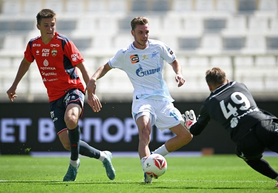    Кирилл Данилов (ЦСКА) и Максим Глушенков (Зенит) в матче Зимнего кубка РПЛ по футболу в Абу-Даби / Источник: © Алексей Филиппов/РИА Новости