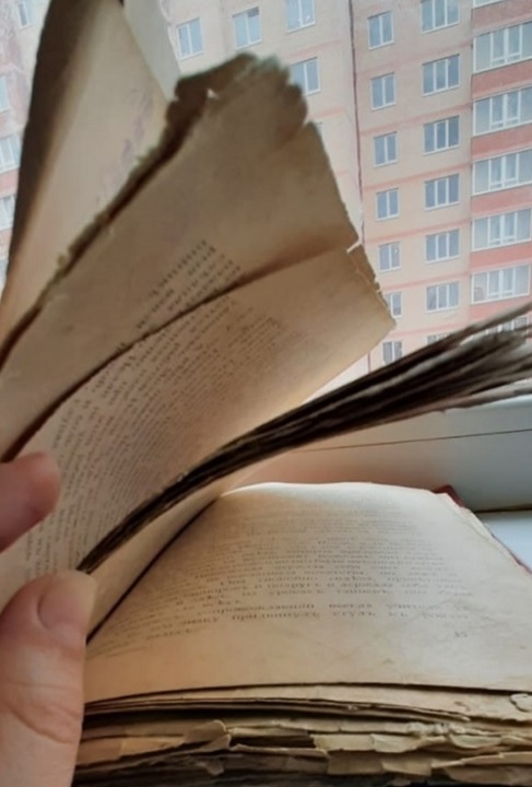 Эту книгу собирала по листочку в бабушкиной кладовке. Не знаю, как и когда она появилась. Но основная загадка была в другом — название и год издания. От неё явно веет историей.