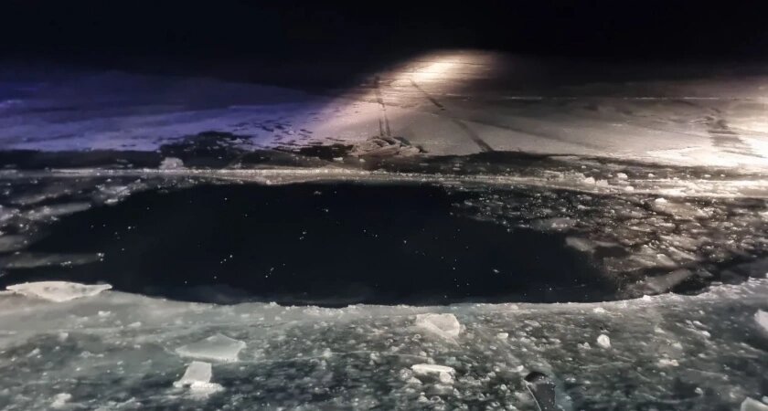 В Иркутской области на Байкале под лёд провалился автомобиль, два человека погибли