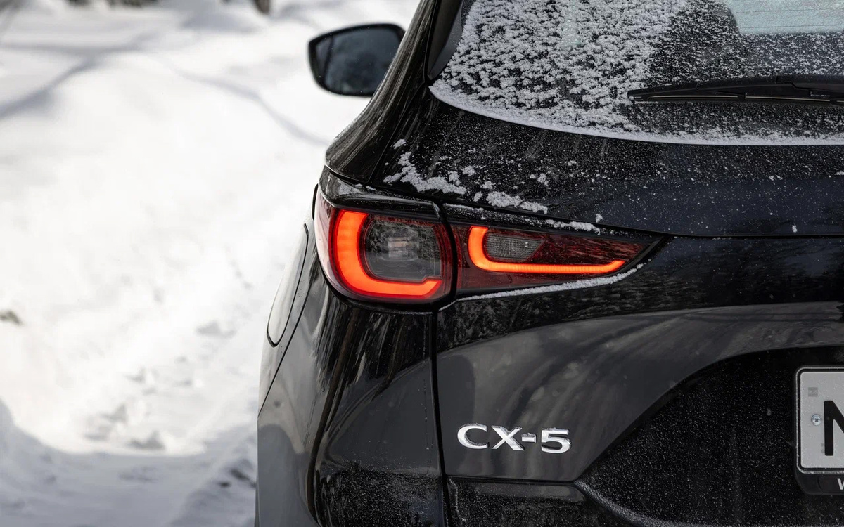 Денис Филатов для РБК📷Опознать рестайлинговую Mazda CX-5 второго поколения сзади можно по светодиодным фонарям и новому бамперу