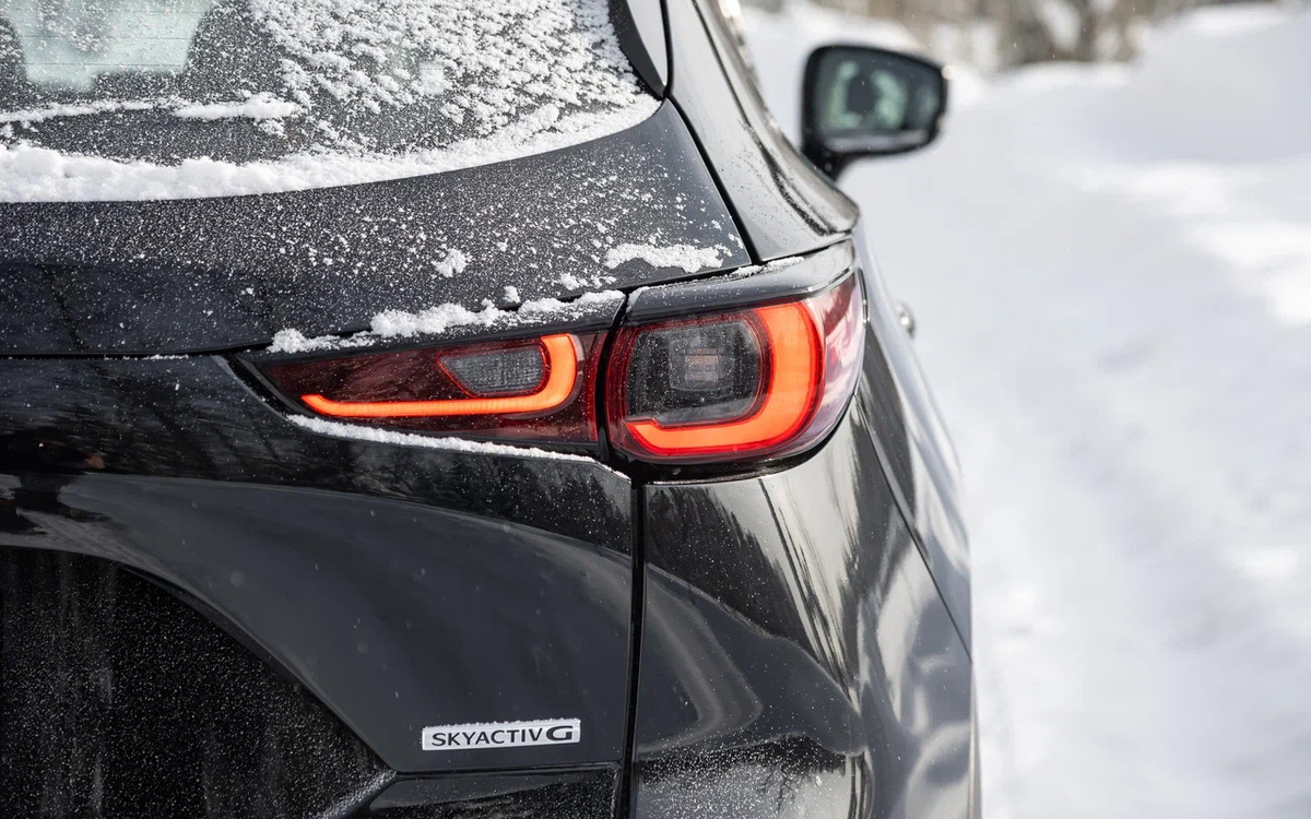 Денис Филатов для РБК📷Табличка на крышке багажника Mazda CX-5 не позволяет усомниться: под капотом старый добрый атмосферник семейства Skyactiv-G