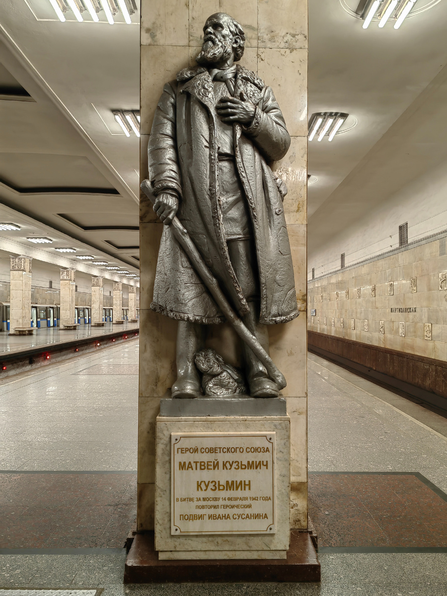 Памятник Матвей Кузьмину, установленный в 1944 году. Скульптор -  М. Г. Манизер.