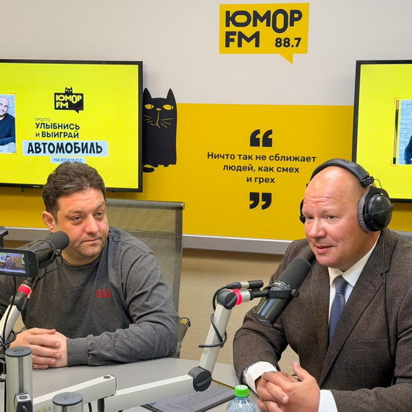     Полицеймако и Ломовой «разобрали всех девок» в эфире «Юмор FM»