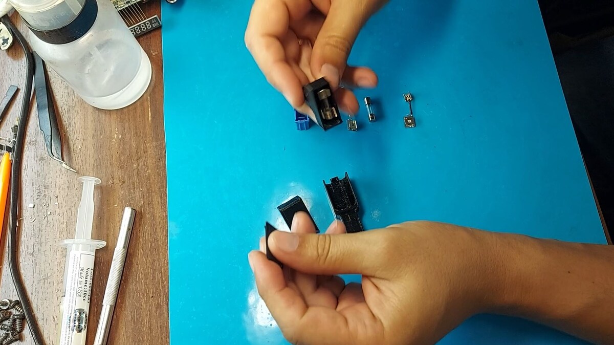 Первый предохранитель в сборе.