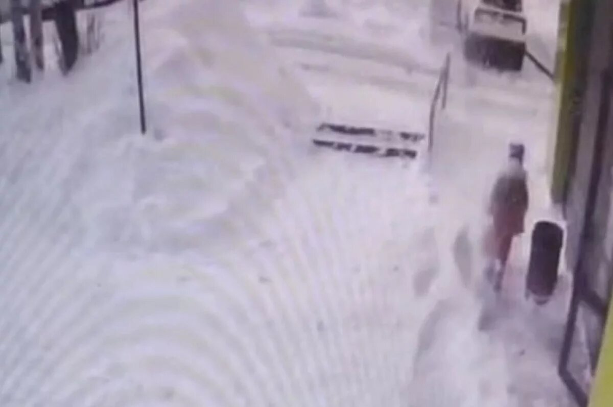    Глыба снега рухнула на школьницу 5 февраля.