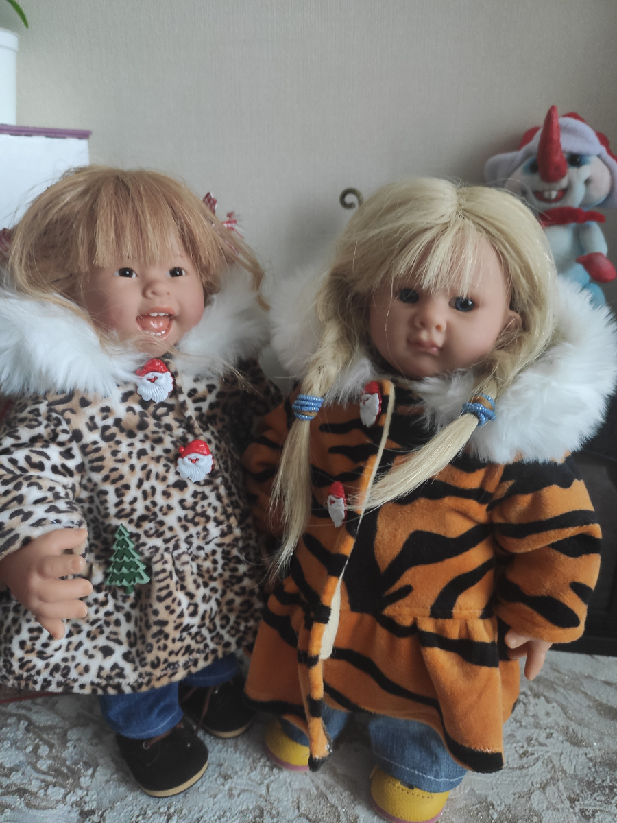 Лили и Майя, примерили новые шубки