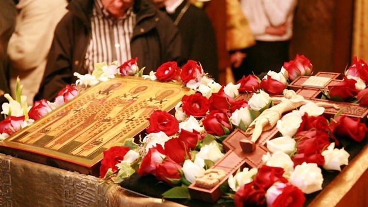 foto.patriarchia.ru / Икона Трех святителей на Трехсвятительском подворье в Париже