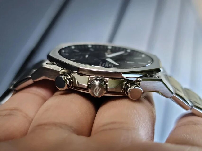 Миллиметры имеют значение: модель считается тонкой, ведь средняя толщина часов в коллекции Edifice — 11-13 мм