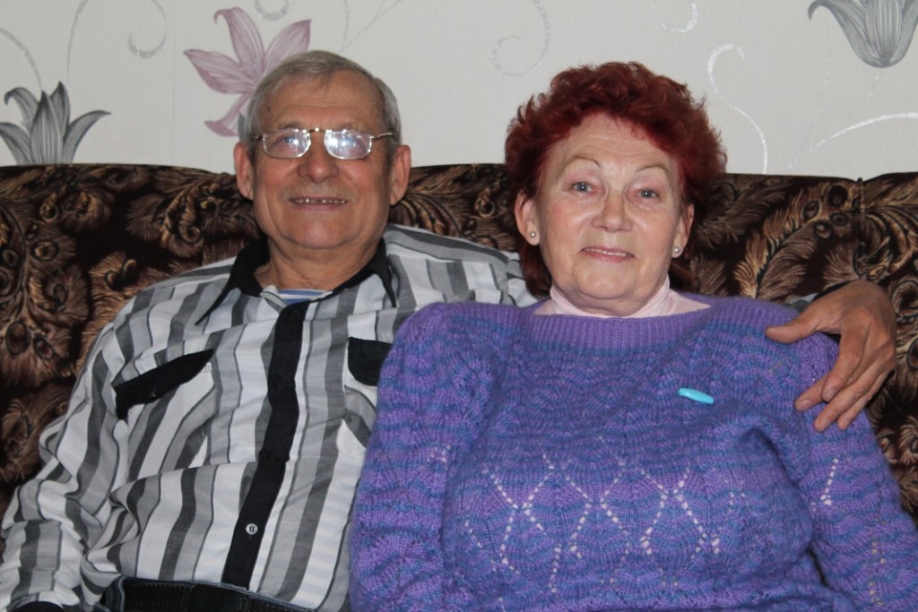 ЭТИ ДВОЕ ИСПОРТИЛИ МНЕ ЖИЗНЬ!!!!!!! ЭТОТ МУЖИК ЕЕ МУЖ ЛЕЗ  КО МНЕ А ЭТА СВОЛОЧЬ ВЫГОНЯЛА МЕНЯ ИЗ РОДНОГО ГОРОДА!!!!!!! ЛЮДИ ЗАПОМНИТЕ ЭТИ МЕРЗКИЕ РОЖИ И ОБХОДИТЕ ИХ СТОРОНОЙ!!!!!!!! 