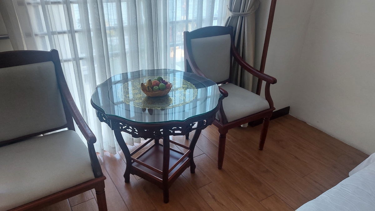 Красивый и удобный столик, за которым приятно выпить утреннюю чашку кофе