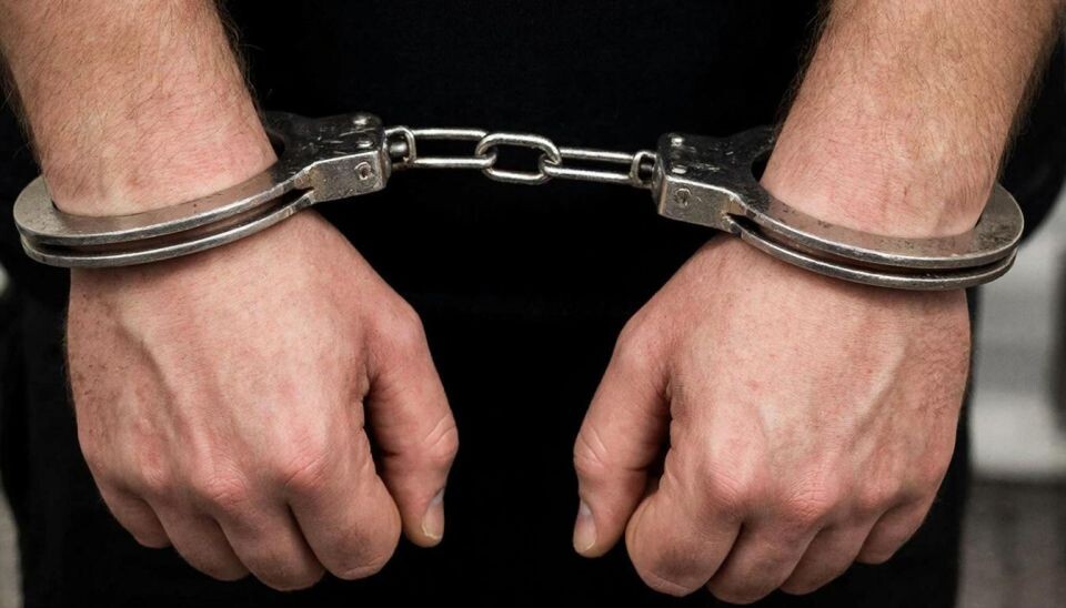    Преступник, наручники, арест. Источник: сгенерировано нейросетью