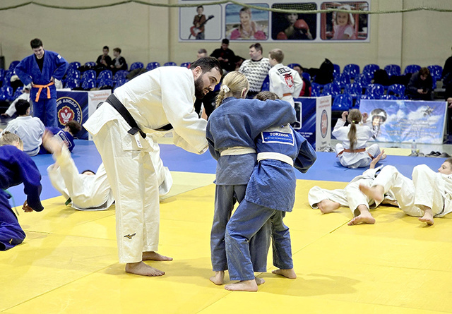 Юные дзюдоисты из Тверской области примерили олимпийскую медаль