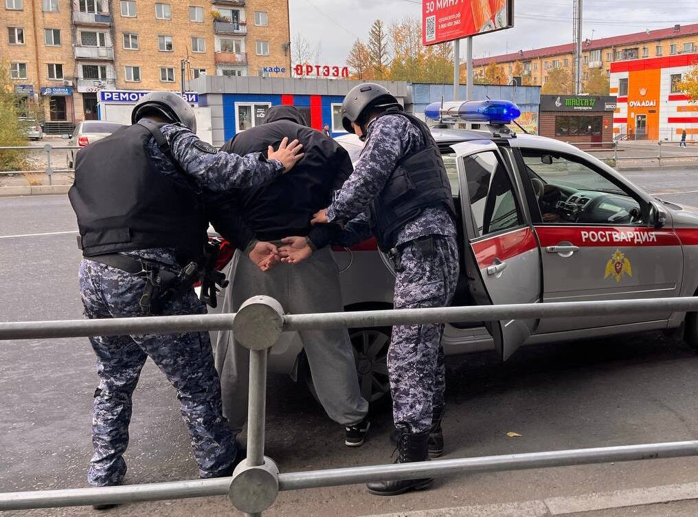 При срабатывании тревожной кнопки экипаж отряда Вневедомственной охраны прибывает на место происшествия и доставляет дебошира в ближайшее отделение полиции