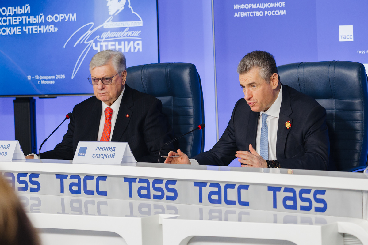 Председатель ЛДПР Леонид Слуцкий (справа) и ректор МГИМО Анатолий Торкунов (слева)