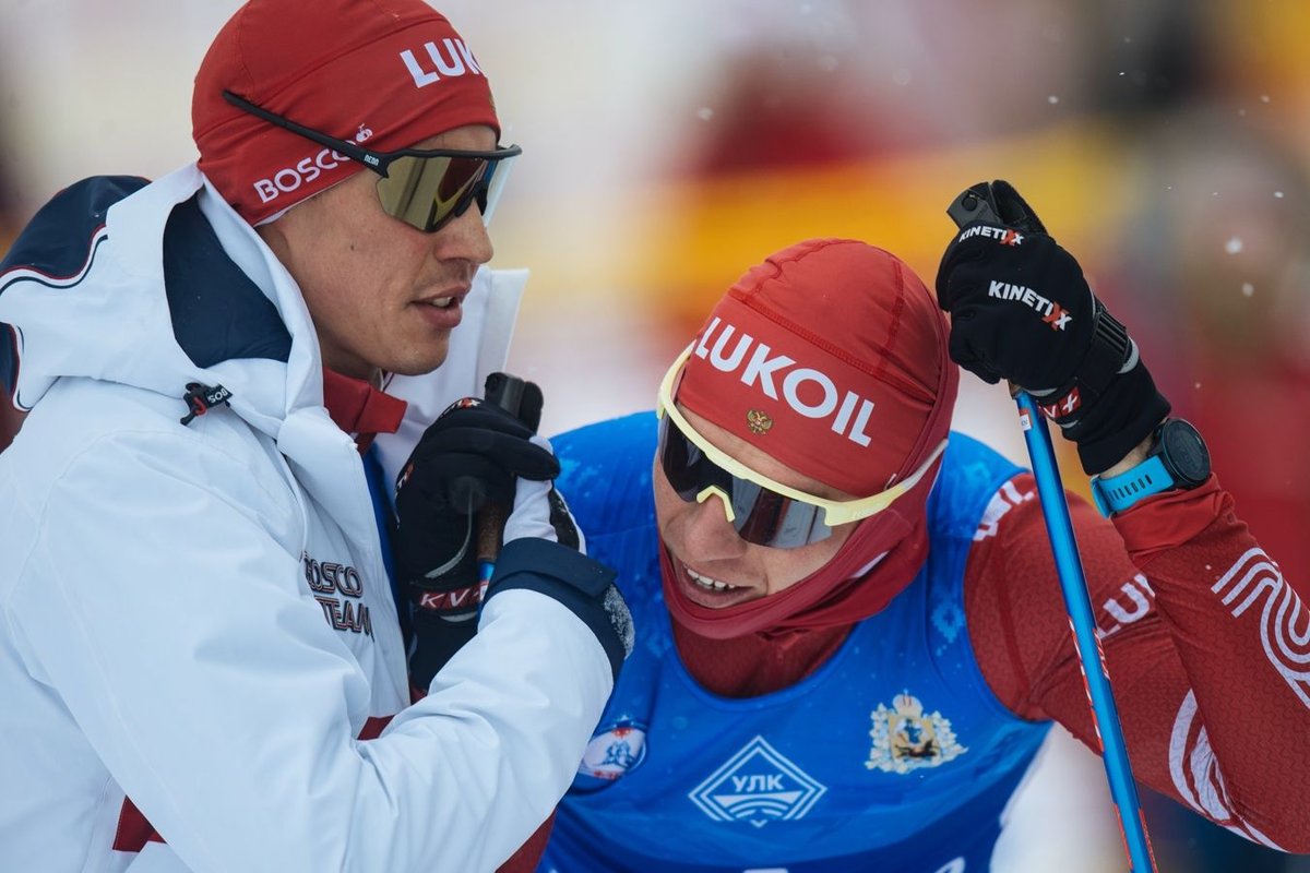 Александр Терентьев (слева) и Александр Большунов на финише командного спринта в рамках всероссийских соревнований по лыжным гонкам "Чемпионские высоты" среди мужчин в Малиновке (Архангельская область) (Фото: РИА Новости)