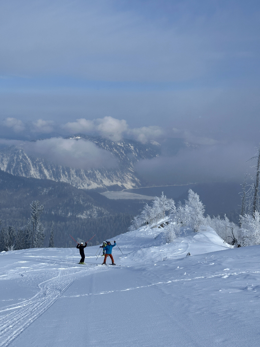 Вид, ради которого стоит просидеть 30 минут в медленном подъемнике. Тот самый "Синий променад" длиной 5 км. Сначала он казался мне дорогой в бездну, а оказался лучшим местом для работы над техникой.