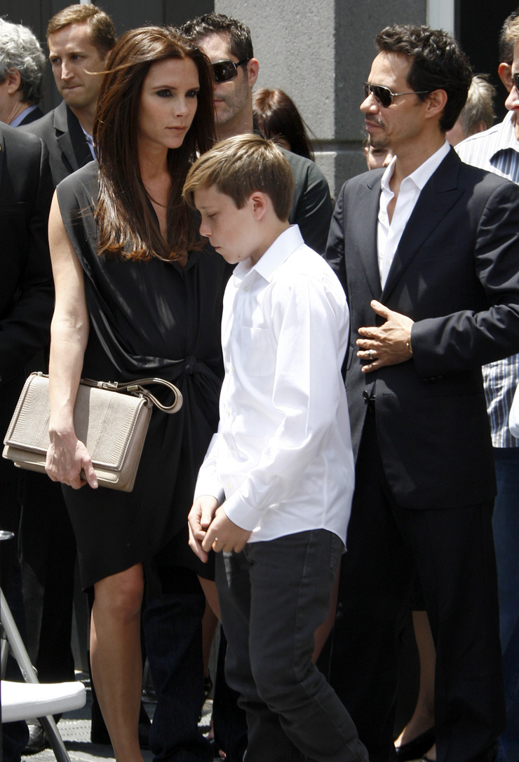    Виктория Бекхэм с сыном Бруклином и Марком Энтони на фото в 2011 годуLegion-Media