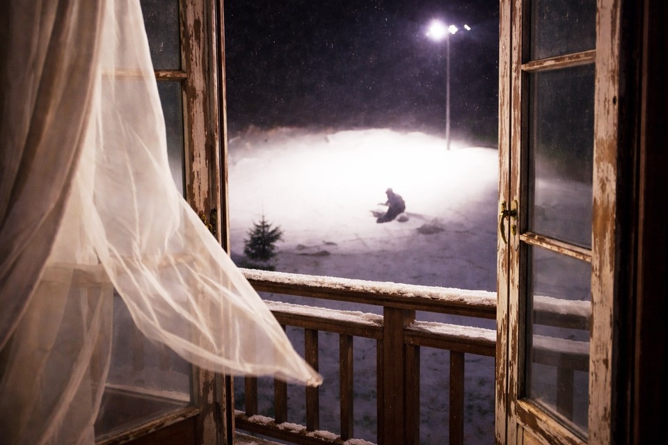    Распахнувшееся от порыва ветра окно заставило мужчину выглянуть во двор. Скриншот с видео Ярослава Калинина/нейросеть