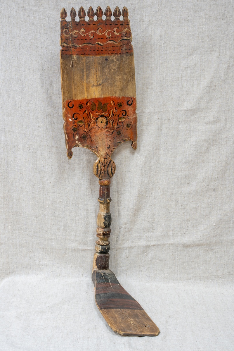 ПРЯЛКА ВАЖСКАЯ. Конец XIX - начало XX в. Место создания: Архангельская губ., Шенкурский уезд
Дерево, столярная работа, токарная работа, вырезание, роспись. 89 х 24 х 51. АМДЗ КП-18956. Д-6899