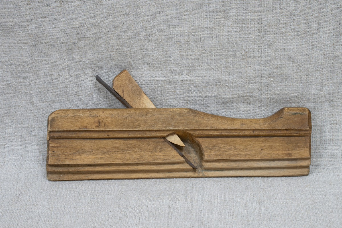 ФАЛЬЦГЕБЕЛЬ инструмент столярный. Вторая треть XX в. Место создания: Архангельская обл., г. Архангельск. Дерево, металл, столярная работа, слесарная работа. 11х27,6х3. АМДЗ КП-18896. Д-6889