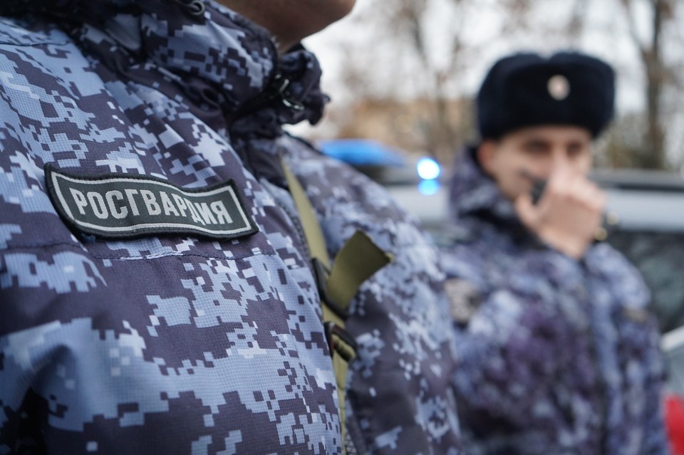    Росгвардейцы нашли четырехлетнюю девочку, потерявшуюся на юго-западе Москвы. Фото: пресс-служба ГУ Росгвардии