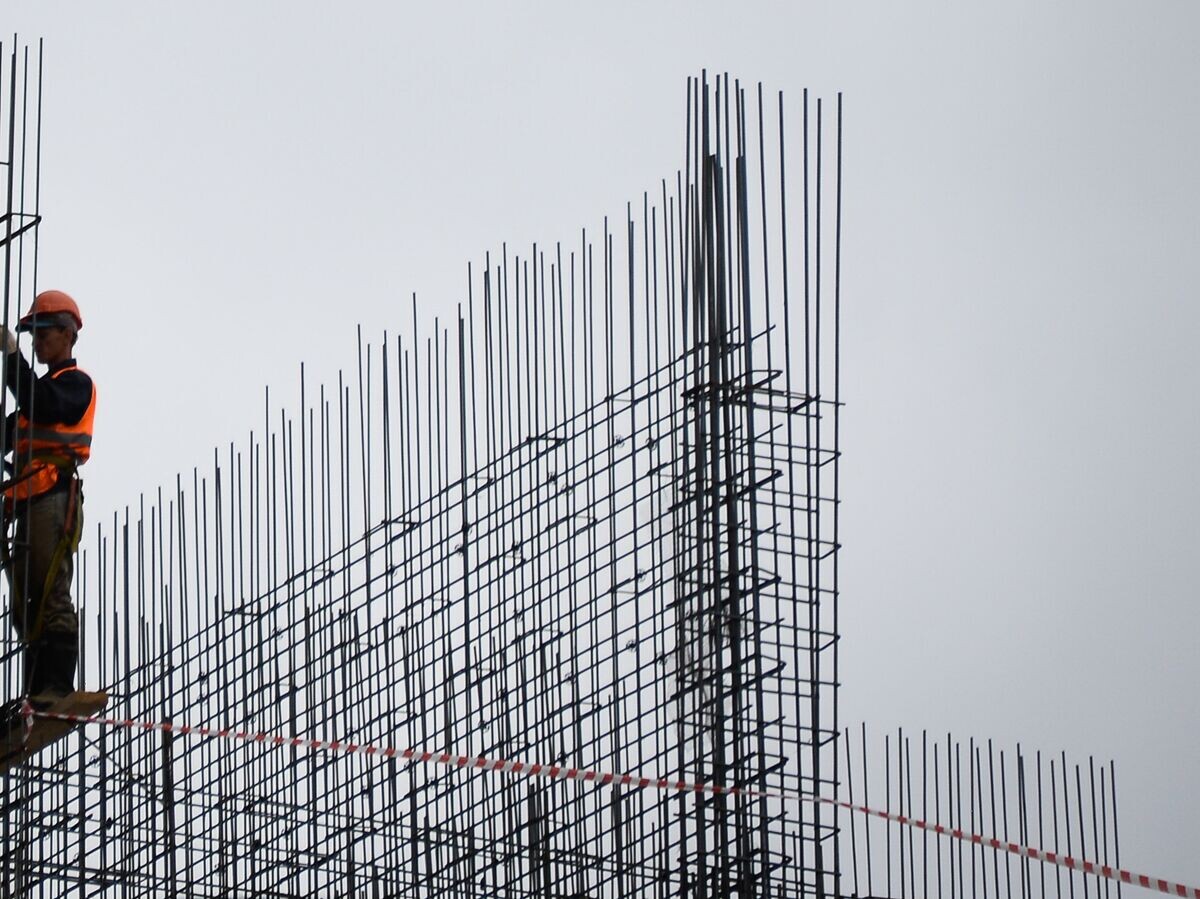    Рабочие на строительстве жилого комплекса© РИА Новости . Александр Вильф