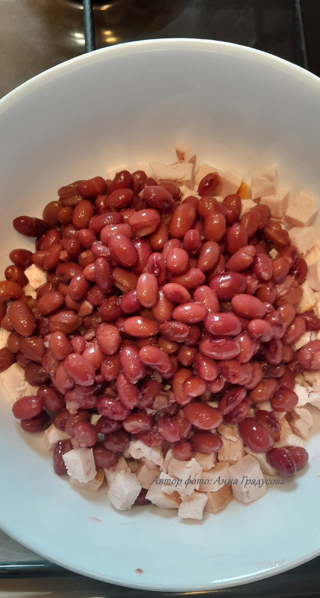 Курицу нарезаем небольшим кубиком, добавляем фасоль.