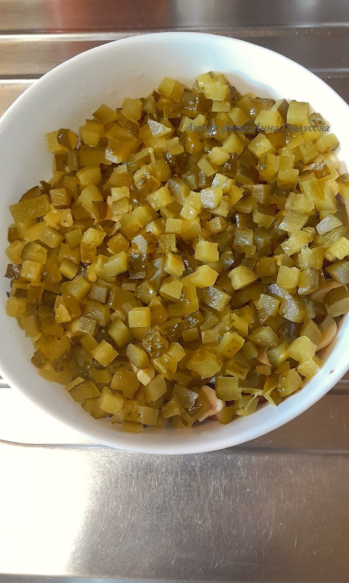 Маринованные огурцы нарезаем таким же кубиком, как и курицу.