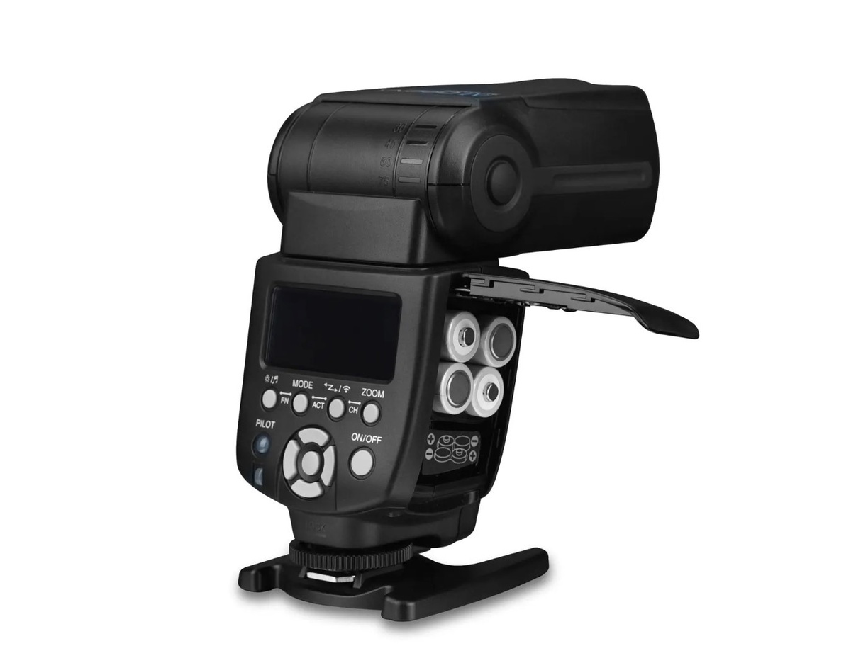    Питание от четырёх AA-батареек выглядит устаревшим, но это не критично и даже можно рассматривать как плюс / Фото: yongnuo.eu