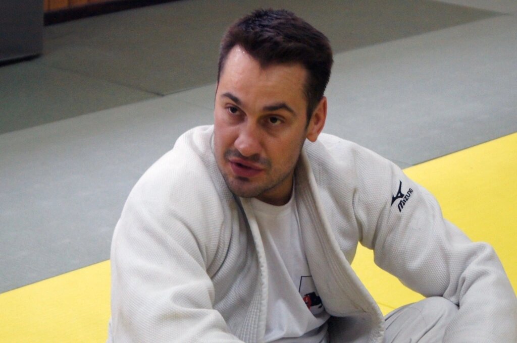 Дзюдоист Дмитрий Носов в белом кимоно