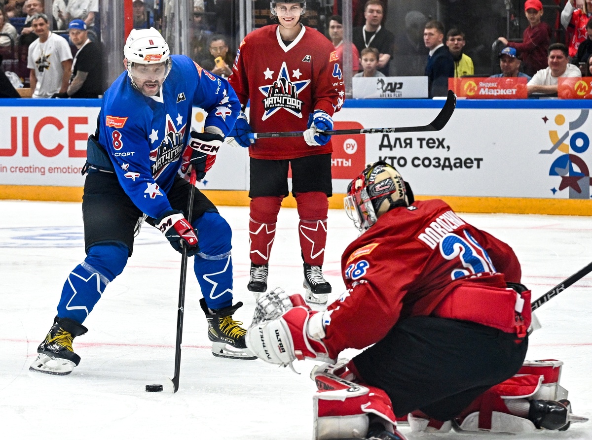     Александр Овечкин и Даниил Пыленков в Матче звёзд НХЛ и КХЛ / РИА Новости / Сергей Бобылев