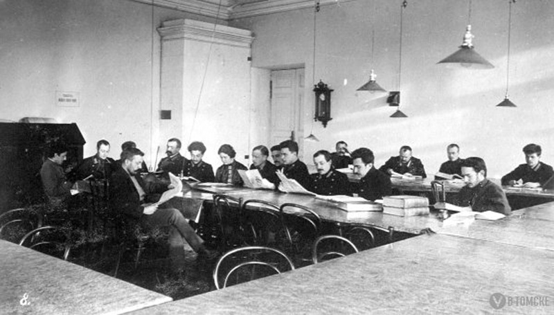 Студенты Томского университета в учебной аудитории. 1900-е гг.