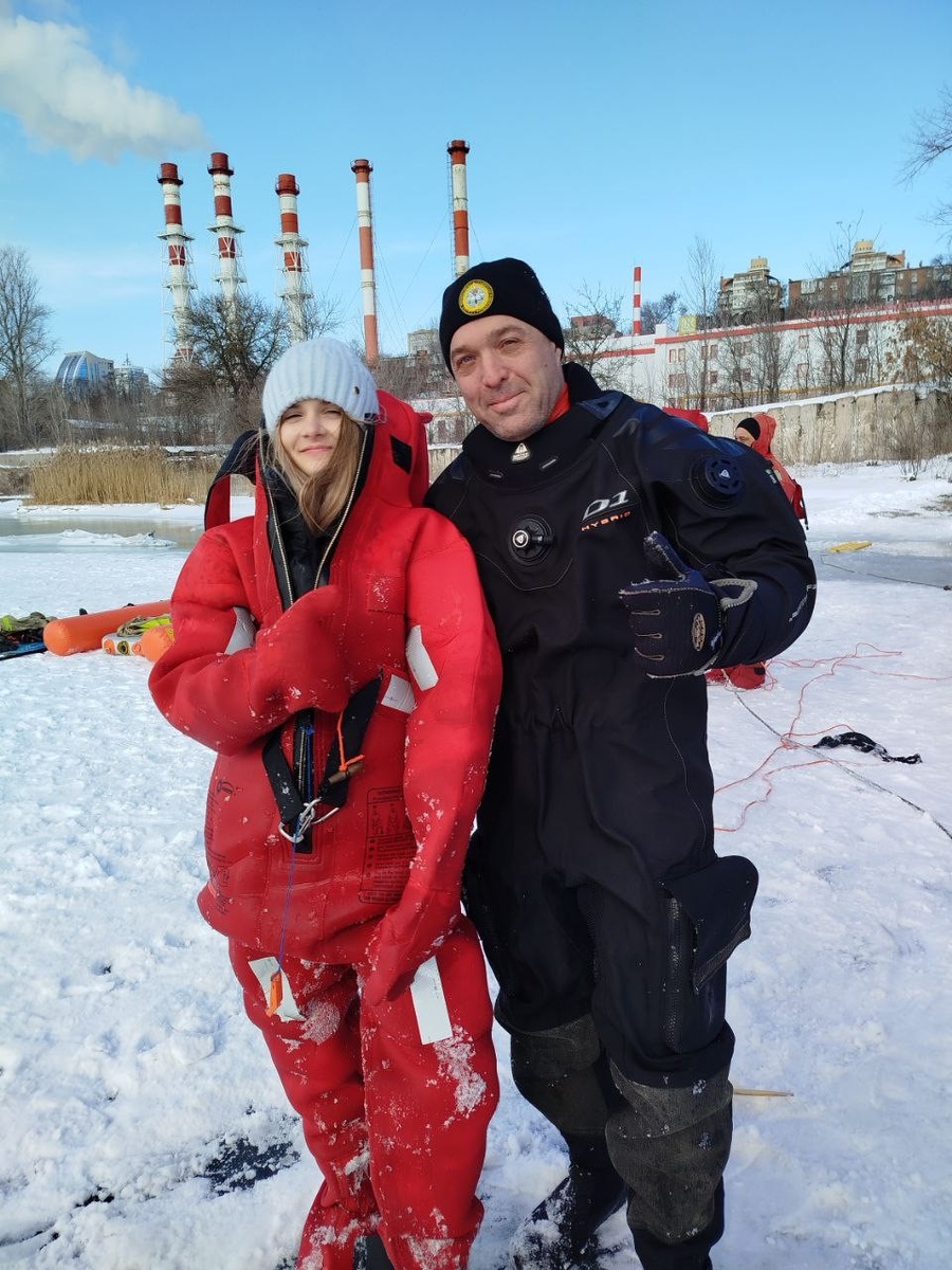    Некоторые смельчаки примерили роль тонущего. Фото: САПЯНАЯ Мария