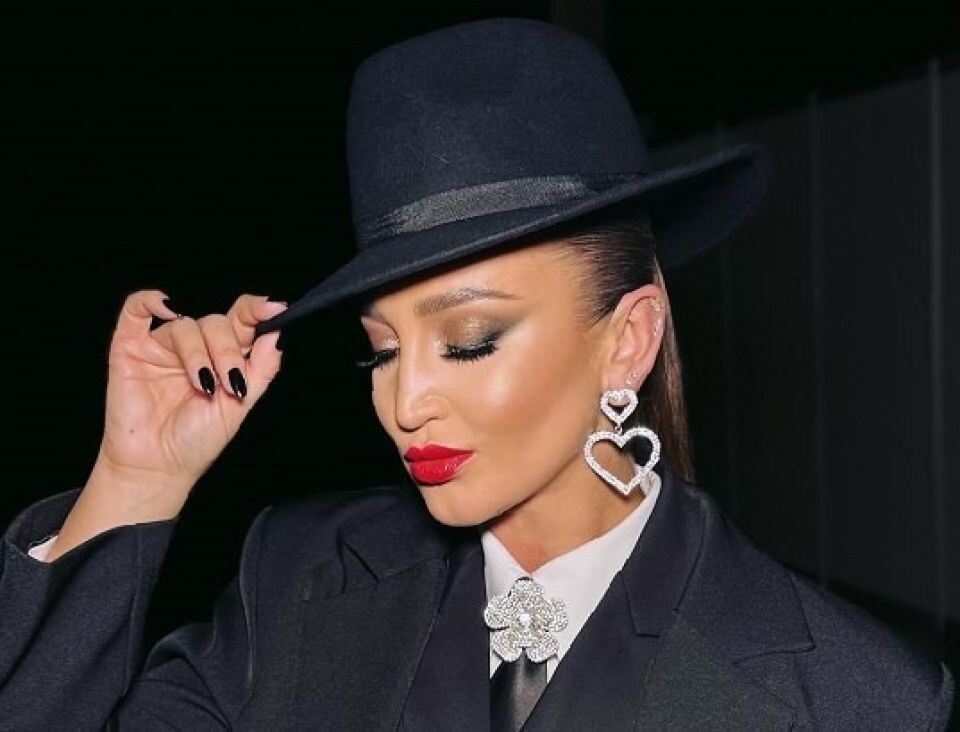    Ольга Бузова выступила на сцене в мужском костюме. Источник: @buzova86*