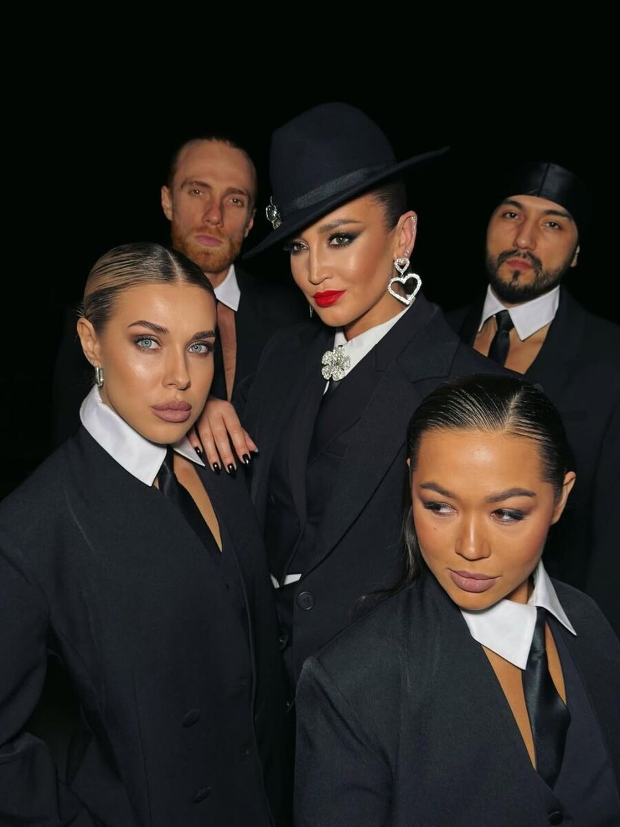    Ольга Бузова выступила на сцене в мужском костюме. Источник: @buzova86*