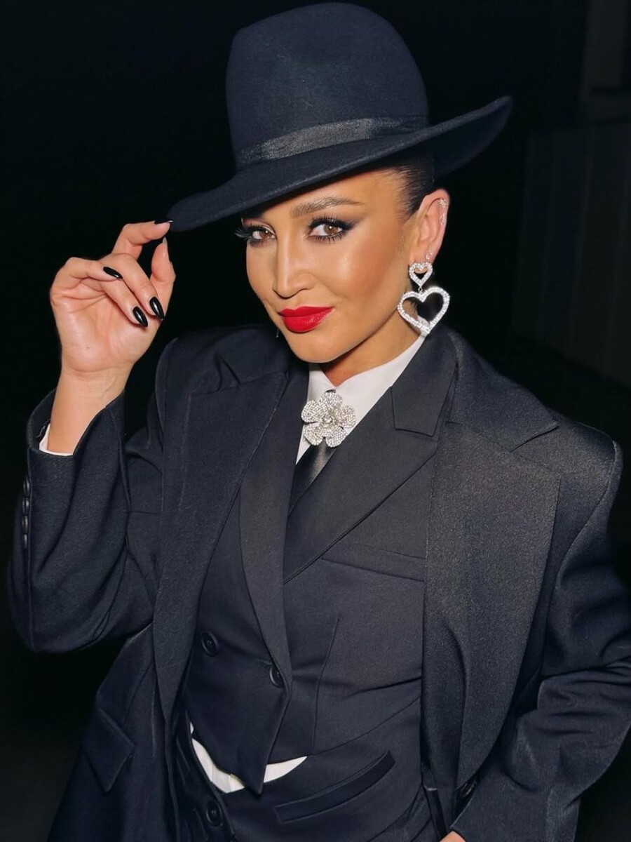    Ольга Бузова выступила на сцене в мужском костюме. Источник: @buzova86*