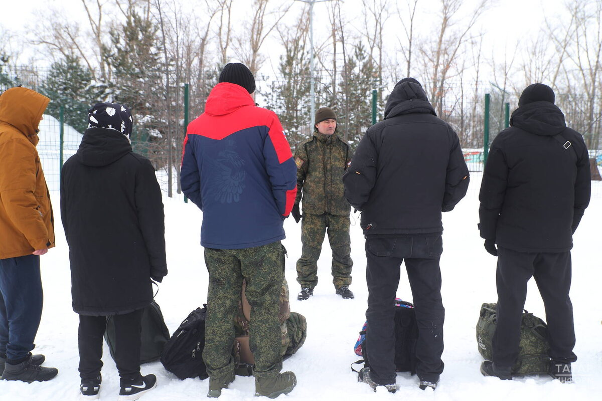 Из республиканского центра «Патриот» в военные части к местам обучения отправились военнослужащие, недавно подписавшие контрактФото: © Михаил Захаров / «Татар-информ»