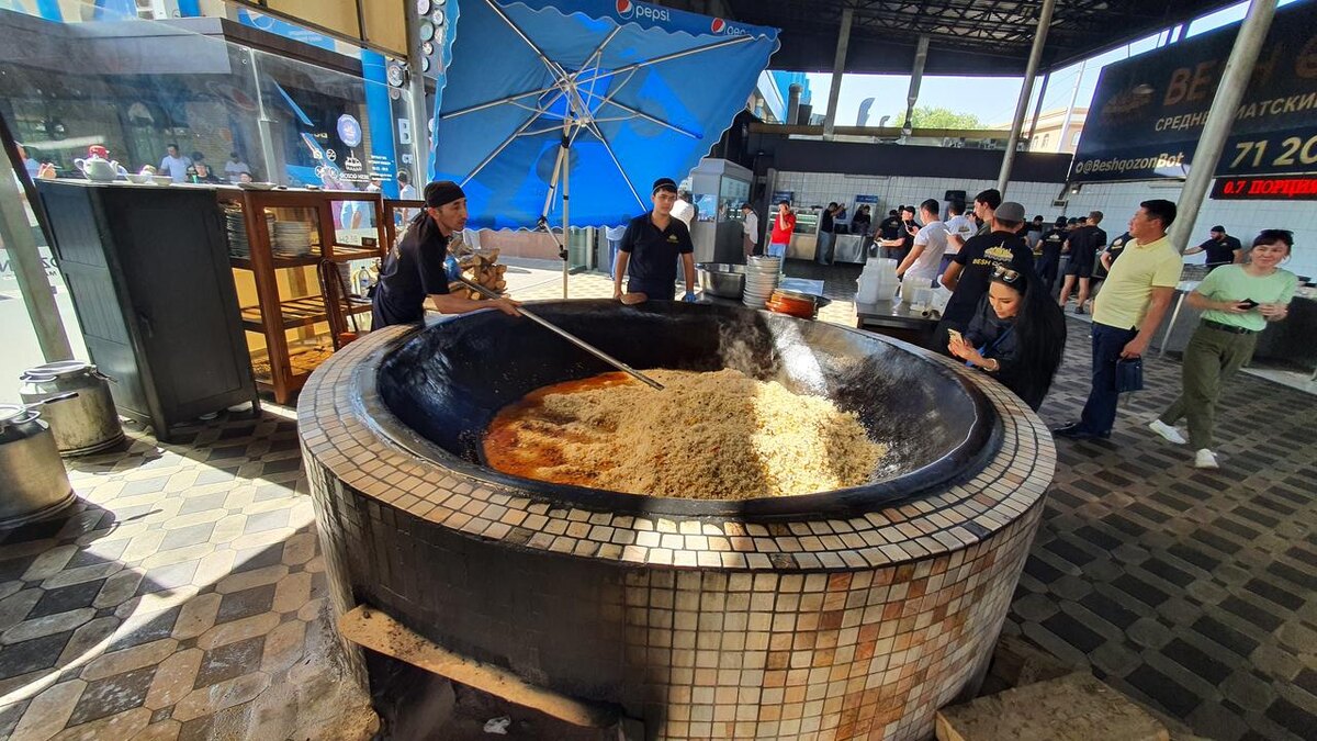 Огромный казан с пловом