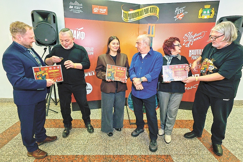    Директорам учебных заведений рокеры вручили сертификаты на покупку инструментов для школьных ансамблей. / Фото: Татьяна Андреева/РГ