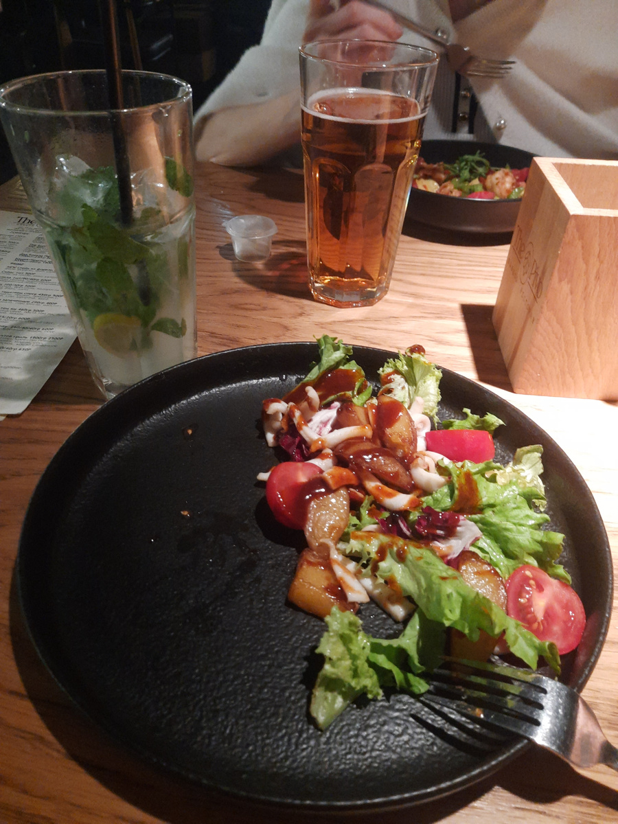 Фото автора с других посиделок, просто для обложки