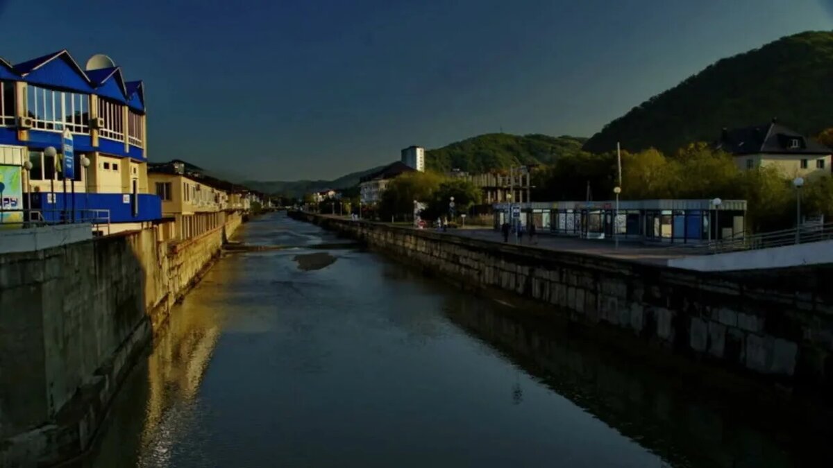 По обеим сторонам — прибрежные зоны, относящиеся к санаториям, и бесплатные оборудованные пляжи. Отдельная любовь — живописные дикие берега между Ольгинкой и Новомихайловским.  Но какой пляж ни выбери, он обязательно оставит приятное послевкусие: мелкая галька с песком, пологое ровное морское дно, отсутствие водорослей.