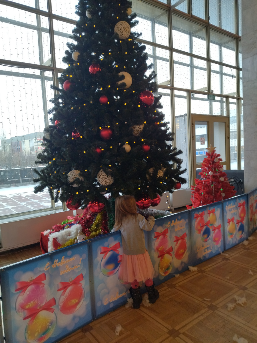 И конечно же красивая ёлочка в фойе