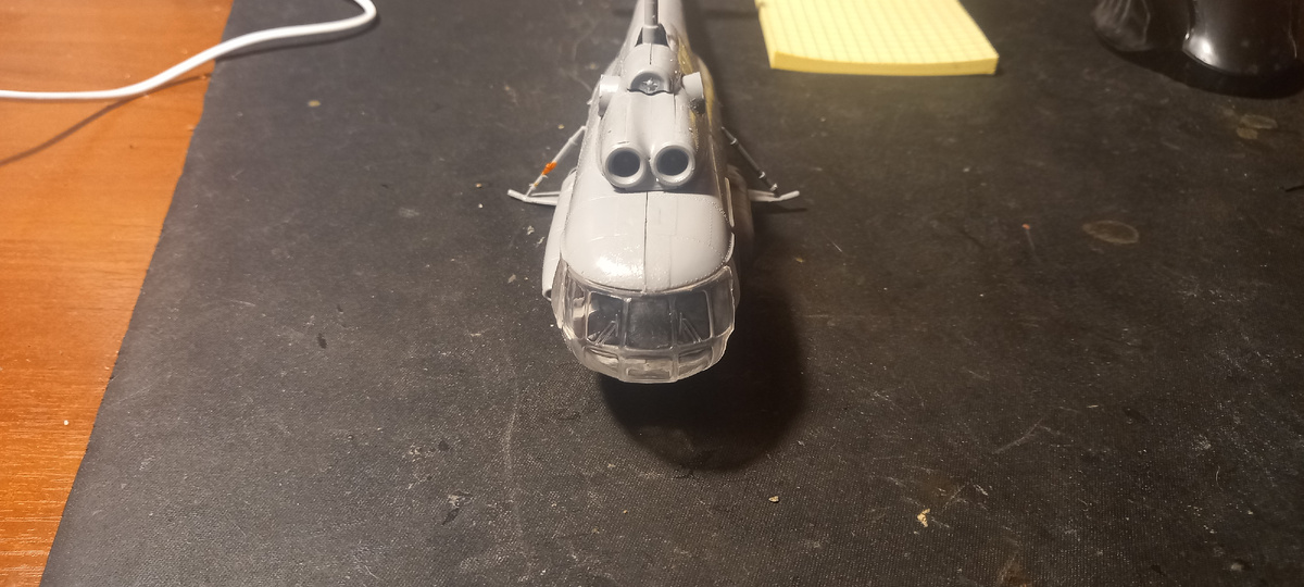 Лобовое остекление и задние стойки шасси