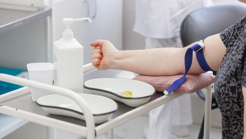    Пациенты сдают анализы, включая экспресс-тесты на глюкозу и холестерин Фото: Дмитрий Ахмадуллин / / ИА «Победа26»