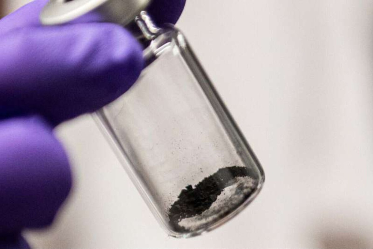    Для анализа небольшого количества космической пыли размером не больше чайной ложки, ученые использовали специальные приборы, способные измерять изотопы — незначительные вариации атомов, которые отличаются по своей массе.