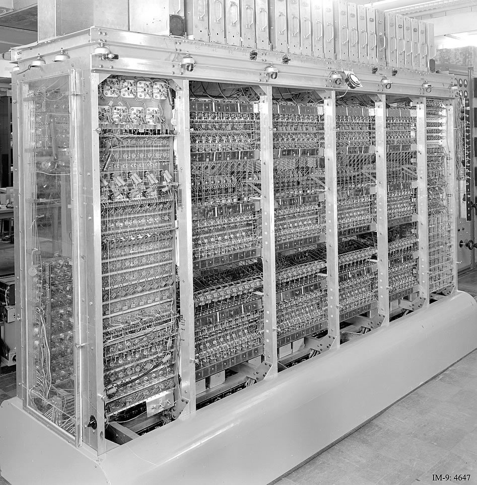 компьютер MANIAC I / https://upload.wikimedia.org/wikipedia/commons/d/de/The_MANIAC’s_arithmetic_unit_nearing_completion_in_1952.jpg